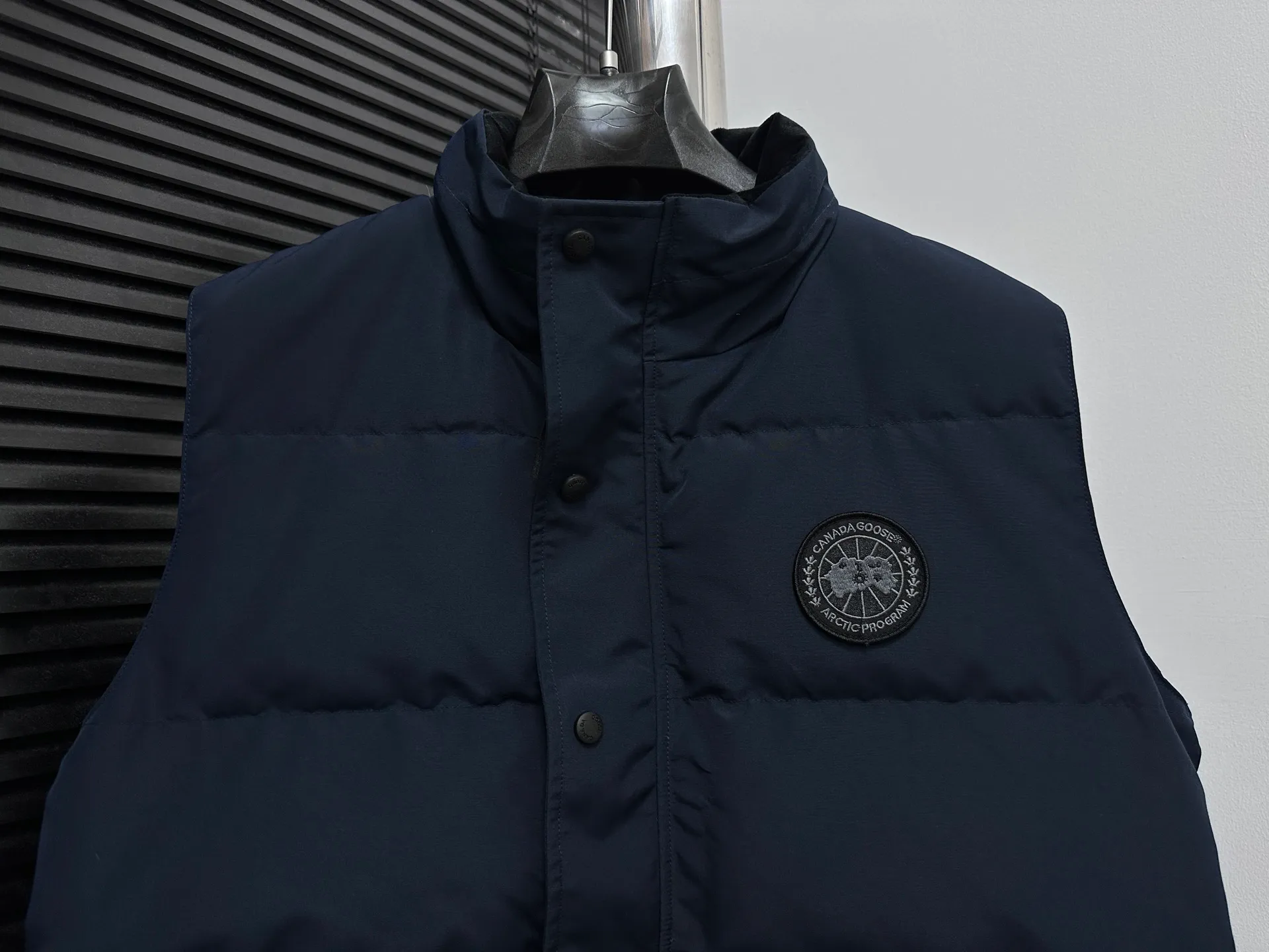 P360 [Canada Goose] Canada Goose black label #Freestyle Crew 4151mb men’s and women’s vest down ➖ Imported Behringer embroidery machine with customized 10,000-needle embroidery label! ➖ Imported 21-count polyester-cotton blended original fabric, using Feather-Light 10D waterproof coating fabric, made of 84.5% polyester fiber and 15.5% cotton, 100% the best feel in the entire network! ➖ The genuine official website uses the national standard 80 white duck down, and will never be misled by false claims such as 90 down or goose down! ➖ 100% nylon nylon lining with double double-layer sealing design to prevent velvet from running away. Top-grade polar fleece is used in the collar and pockets to keep warm and comfortable! ➖ Yoshida YKK provides original custom-made electroplated sliders. YKK two-way lockable zippers are tight and smooth and will not peel off paint! ➖ 3M composite original Velcro is durable, and all accessories and hardware are disassembled and customized! ⛔No slander, no exaggeration, no need for too much copywriting, because it is focused, it is professional!  SIZE: XS S M L XL XXL